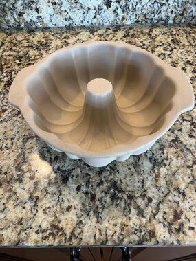 Pampered chef Bundt Cake Pan - stonewear - Family heritage collection